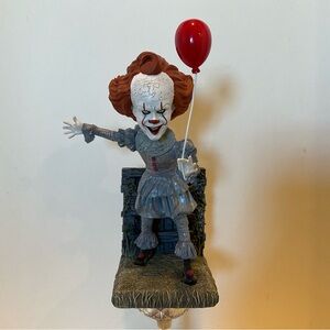 Pennywise bobblehead with Red Balloon